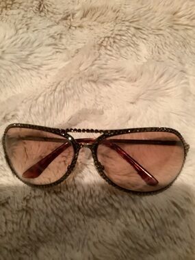 EmbelJC JimmyAviator Sunglasses in Brown with Crystal Frame one crystal missing